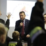 Kielce. Mariusz Błaszczak otworzył Salę Edukacyjną „Ognik” w Komendzie Miejskiej Państwowej Straży Pożarnej przy ulicy Sandomierskiej. Na zdjęciu: Leszek Suski - komendant główny Państwowej Straży Pożarnej, Mariusz Błaszczak - szef MSWiA i Agata Wojtyszek - wojewoda świętokrzyski / Jarosław Kubalski / Radio Kielce