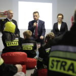 Kielce. Mariusz Błaszczak otworzył Salę Edukacyjną „Ognik” w Komendzie Miejskiej Państwowej Straży Pożarnej przy ulicy Sandomierskiej. Na zdjęciu: Leszek Suski - komendant główny Państwowej Straży Pożarnej, Mariusz Błaszczak - szef MSWiA i Agata Wojtyszek - wojewoda świętokrzyski / Jarosław Kubalski / Radio Kielce