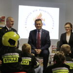 Kielce. Mariusz Błaszczak otworzył Salę Edukacyjną „Ognik” w Komendzie Miejskiej Państwowej Straży Pożarnej przy ulicy Sandomierskiej. Na zdjęciu: Leszek Suski - komendant główny Państwowej Straży Pożarnej, Mariusz Błaszczak - szef MSWiA i Agata Wojtyszek - wojewoda świętokrzyski / Jarosław Kubalski / Radio Kielce