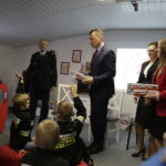 Kielce. Mariusz Błaszczak otworzył Salę Edukacyjną „Ognik” w Komendzie Miejskiej Państwowej Straży Pożarnej przy ulicy Sandomierskiej. Na zdjęciu: Leszek Suski - komendant główny Państwowej Straży Pożarnej, Mariusz Błaszczak - szef MSWiA i Agata Wojtyszek - wojewoda świętokrzyski / Jarosław Kubalski / Radio Kielce