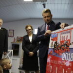 Kielce. Mariusz Błaszczak otworzył Salę Edukacyjną „Ognik” w Komendzie Miejskiej Państwowej Straży Pożarnej przy ulicy Sandomierskiej. Na zdjęciu: Leszek Suski - komendant główny Państwowej Straży Pożarnej, Agata Wojtyszek - wojewoda świętokrzyski i Mariusz Błaszczak - szef MSWiA / Jarosław Kubalski / Radio Kielce