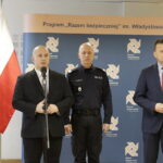 Podsumowanie programu "Razem bezpieczniej". Od lewej: Marcin Piszczek, burmistrz Jędrzejowa, Jarosław Szymczyk, komendant główny policji oraz minister Spraw Wewnętrznych i Administracji Mariusz Błaszczak / Jarosław Kubalski / Radio Kielce