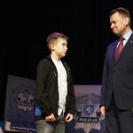 Minister Spraw Wewnętrznych i Administracji Mariusz Błaszczak wręczył 10-letniemu Aleksandrowi medal "Młody bohater" / Jarosław Kubalski / Radio Kielce