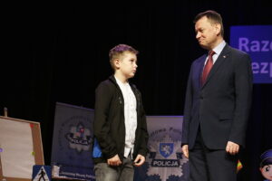 Minister Spraw Wewnętrznych i Administracji Mariusz Błaszczak wręczył 10-letniemu Aleksandrowi medal "Młody bohater" / Jarosław Kubalski / Radio Kielce