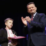 Minister Spraw Wewnętrznych i Administracji Mariusz Błaszczak wręczył 10-letniemu Aleksandrowi medal "Młody bohater" / Jarosław Kubalski / Radio Kielce