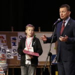Minister Spraw Wewnętrznych i Administracji Mariusz Błaszczak wręczył 10-letniemu Aleksandrowi medal "Młody bohater" / Jarosław Kubalski / Radio Kielce
