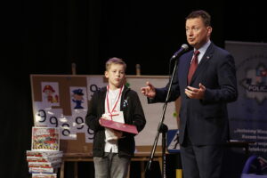 Minister Spraw Wewnętrznych i Administracji Mariusz Błaszczak wręczył 10-letniemu Aleksandrowi medal "Młody bohater" / Jarosław Kubalski / Radio Kielce