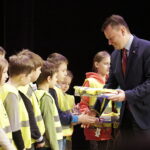 Minister Spraw Wewnętrznych i Administracji Mariusz Błaszczak nagrodził dzieci za udział w konkursie wiedzy o ruchu drogowym / Jarosław Kubalski / Radio Kielce