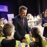 Minister Spraw Wewnętrznych i Administracji Mariusz Błaszczak nagrodził dzieci za udział w konkursie wiedzy o ruchu drogowym / Jarosław Kubalski / Radio Kielce