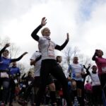 10. Bieg Niepodległości w Kielcach. Rozgrzewka / Jarosław Kubalski / Radio Kielce