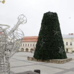 Kończy się montaż choinki na kieleckim Rynku / Jarosław Kubalski / Radio Kielce