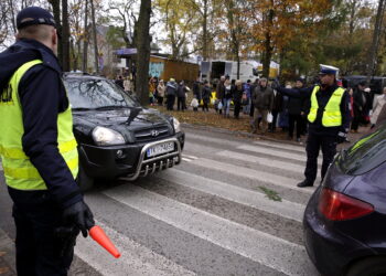 01.11.2016 Kielce. Biskup Jan Piotrowski odprawił mszę świętą na Cmentarzu Starym / Jarosław Kubalski / Radio Kielce