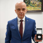 Krzysztof Szczerba, zastępca dyrektora kieleckiego oddziału NBP, prezentuje nową monetę kolekcjonerską NBP - Feliks Selmanowicz ps. „Zagończyk” / Bartłomiej Zapała / Radio Kielce