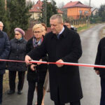 Jarosław Rusiecki - senator PiS, Lech Łodej - burmistrz Kunowa, Andrzej Kryj - poseł PiS oraz mieszkańcy ulicy Górnej w Kunowie / Anna Głąb / Radio Kielce