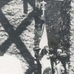 Harcerski poczet sztandarowy podczas uroczystości poświęcenia krzyża harcerskiego na Bruszni, 12 maja 1937 r. Na pierwszym planie prawdopodobnie ksiądz Antoni Żrałek / Muzeum Historii Kielc