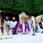 Msza święta na Cmentarzu Starym. Mszę odprawia biskup Marian Florczyk / Marzena Mąkosa / Radio Kielce