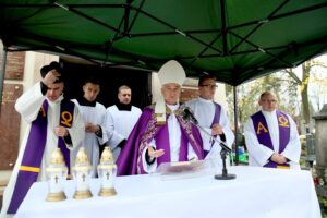 Msza święta na Cmentarzu Starym. Mszę odprawia biskup Marian Florczyk / Marzena Mąkosa / Radio Kielce