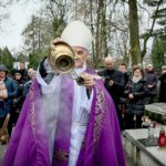 Msza święta na Cmentarzu Starym. Biskup Marian Florczyk / Marzena Mąkosa / Radio Kielce