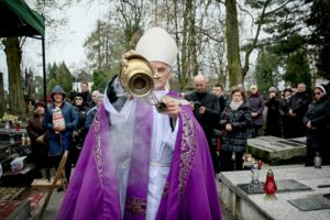 Msza święta na Cmentarzu Starym. Biskup Marian Florczyk / Marzena Mąkosa / Radio Kielce