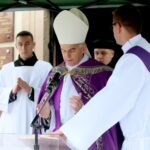 Msza święta na Cmentarzu Starym. Biskup Marian Florczyk / Marzena Mąkosa / Radio Kielce