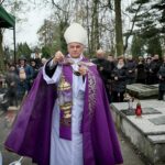 Msza Święta na Cmentarzu Starym. Na zdjęciu : biskup Marian Florczyk / Marzena Mąkosa / Radio Kielce