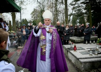 Msza Święta na Cmentarzu Starym. Na zdjęciu : biskup Marian Florczyk / Marzena Mąkosa / Radio Kielce