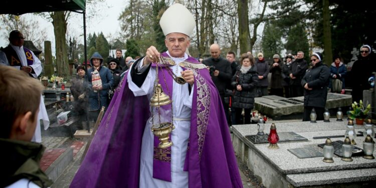 Msza Święta na Cmentarzu Starym. Na zdjęciu : biskup Marian Florczyk / Marzena Mąkosa / Radio Kielce