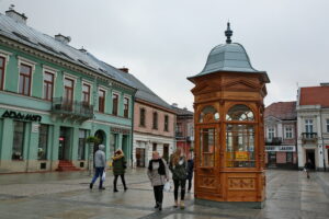 Replika neorenesansowego Kiosku Kiebabczego została ustawiona na Rynku / Marzena Mąkosa / Radio Kielce