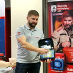 Szkolenie z pierwszej pomocy przy wykorzystaniu defibrylatorów AED. Na zdjęciu : Grzegorz Dokurno / Marzena Mąkosa / Radio Kielce