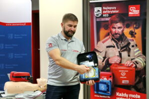 Szkolenie z pierwszej pomocy przy wykorzystaniu defibrylatorów AED. Na zdjęciu : Grzegorz Dokurno / Marzena Mąkosa / Radio Kielce