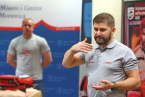 Szkolenie z pierwszej pomocy przy wykorzystaniu defibrylatorów AED. Na zdjęciu : Grzegorz Dokurno / Marzena Mąkosa / Radio Kielce