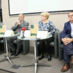 Konferencja prasowa promująca I tom Serii Świętokrzyskiej pt. "Listy z frontu i na front. Korespondencja rodziny Massalskich (1914–1921)". Na zdjęciu : Wiesława Rutkowska - Archiwum Państwowe w Kielcach, prof. Adam Massalski - Instytut Historii Uniwersytetu Jana Kochanowskiego w Kielcach, dr Dorota Koczwańska - Kalita - Delegatura Insytutu Pamięci Narodowej w Kielcach, Andrzej Dąbrowski - Wojewódzka Biblioteka Publiczna im. Witolda Gombrowicza w Kielcach / Marzena Mąkosa / Radio Kielce