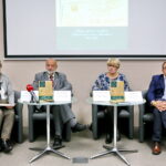 Konferencja prasowa promująca I tom Serii Świętokrzyskiej pt. "Listy z frontu i na front. Korespondencja rodziny Massalskich (1914–1921)". Na zdjęciu : Wiesława Rutkowska - Archiwum Państwowe w Kielcach, prof. Adam Massalski - Instytut Historii Uniwersytetu Jana Kochanowskiego w Kielcach, dr Dorota Koczwańska - Kalita - Delegatura Insytutu Pamięci Narodowej w Kielcach, Andrzej Dąbrowski - Wojewódzka Biblioteka Publiczna im. Witolda Gombrowicza w Kielcach / Marzena Mąkosa / Radio Kielce