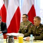 Konferencja dotycząca wojewódzkich  obchodów Narodowego Święta Niepodległości. Na zdjęciu : Wojciech Lubawski - Prezydent Miasta Kielce, ppłk Grzegorz Wtykło - Centrum Przygotowań do Misji Zagranicznych w Kielcach, Robert Mazur - dowódca Kieleckiego Ochotniczego Szwadronu Kawalerii / Marzena Mąkosa / Radio Kielce