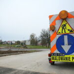 Malowanie oznakowania poziomego przy skrzyżowaniu ulic Tarnowskiej, księdza Jerzego Popiełuszki, Wapiennikowej i Pileckiego w Kielcach / Marzena Mąkosa / Radio Kielce