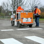 Malowanie oznakowania poziomego przy skrzyżowaniu ulic Tarnowskiej, księdza Jerzego Popiełuszki, Wapiennikowej i Pileckiego w Kielcach / Marzena Mąkosa / Radio Kielce