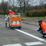 Malowanie oznakowania poziomego przy skrzyżowaniu ulic Tarnowskiej, księdza Jerzego Popiełuszki, Wapiennikowej i Pileckiego w Kielcach / Marzena Mąkosa / Radio Kielce