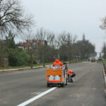 Malowanie oznakowania poziomego przy skrzyżowaniu ulic Tarnowskiej, księdza Jerzego Popiełuszki, Wapiennikowej i Pileckiego w Kielcach / Marzena Mąkosa / Radio Kielce