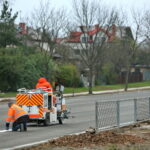 Malowanie oznakowania poziomego przy skrzyżowaniu ulic Tarnowskiej, księdza Jerzego Popiełuszki, Wapiennikowej i Pileckiego w Kielcach / Marzena Mąkosa / Radio Kielce