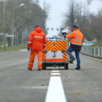 Malowanie oznakowania poziomego przy skrzyżowaniu ulic Tarnowskiej, księdza Jerzego Popiełuszki, Wapiennikowej i Pileckiego w Kielcach / Marzena Mąkosa / Radio Kielce