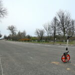 Malowanie oznakowania poziomego przy skrzyżowaniu ulic Tarnowskiej, księdza Jerzego Popiełuszki, Wapiennikowej i Pileckiego w Kielcach / Marzena Mąkosa / Radio Kielce