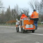 Malowanie oznakowania poziomego przy skrzyżowaniu ulic Tarnowskiej, księdza Jerzego Popiełuszki, Wapiennikowej i Pileckiego w Kielcach / Marzena Mąkosa / Radio Kielce