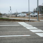 Malowanie oznakowania poziomego przy skrzyżowaniu ulic Tarnowskiej, księdza Jerzego Popiełuszki, Wapiennikowej i Pileckiego w Kielcach / Marzena Mąkosa / Radio Kielce