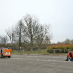 Malowanie oznakowania poziomego przy skrzyżowaniu ulic Tarnowskiej, księdza Jerzego Popiełuszki, Wapiennikowej i Pileckiego w Kielcach / Marzena Mąkosa / Radio Kielce