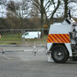 Malowanie oznakowania poziomego przy skrzyżowaniu ulic Tarnowskiej, księdza Jerzego Popiełuszki, Wapiennikowej i Pileckiego w Kielcach / Marzena Mąkosa / Radio Kielce