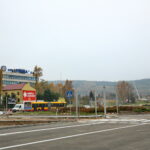 Malowanie oznakowania poziomego przy skrzyżowaniu ulic Tarnowskiej, księdza Jerzego Popiełuszki, Wapiennikowej i Pileckiego w Kielcach / Marzena Mąkosa / Radio Kielce