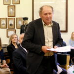 Wręczenie nagród im. Andrzeja Radka w Muzeum Lat Szkolnych Stefana Żeromskiego. Nagrodę za Martynę Galasińską odbiera jej tata / Marzena Mąkosa / Radio Kielce