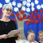 Lekcja patriotyzmu dla przedszkolaków z Przedszkola Samorządowego Nr 31. Na zdjęciu: Marzena Pisarek, wicedyrektor przedszkola / Marzena Mąkosa / Radio Kielce