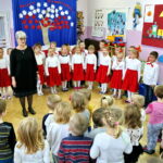 Lekcja patriotyzmu dla przedszkolaków z Przedszkola Samorządowego Nr 31. Na zdjęciu : Marzena Pisarek - wicedyrektor przedszkola  / Marzena Mąkosa / Radio Kielce