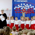 Lekcja patriotyzmu dla przedszkolaków z Przedszkola Samorządowego Nr 31. Na zdjęciu: Marzena Pisarek, wicedyrektor przedszkola / Marzena Mąkosa / Radio Kielce